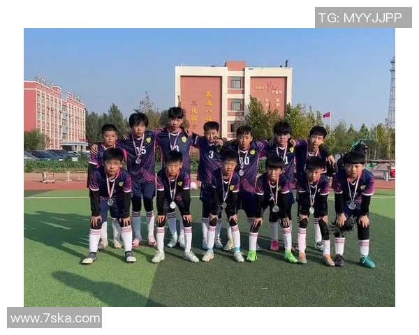 我们班的足球牛人展现出无与伦比的球技与团队精神让每场比赛都充满激情与乐趣